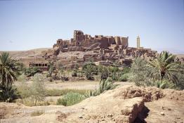 Image du Maroc Professionnelle de  A quelques kilomètres de la ville de Ouarzazate, se trouve la Kasbah de Tifoultoute (ancienne demeure du Pacha Glaouï). Lieu majestueux surplombant la vallée de l'Oued, le village avait servit de décor à des films comme Lawrence d'Arabie, Jésus de Nazareth etc…, le Samedi 23 Août 1997. (Photo / Abdeljalil Bounhar)
 